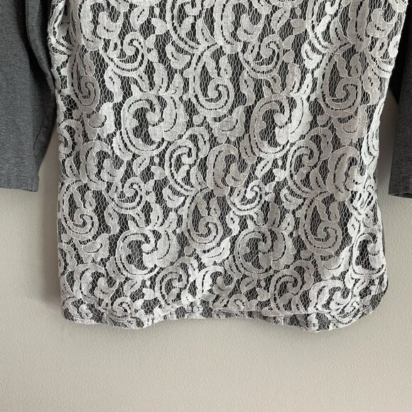 Zenergy By Chicos Women SZ 0/XS Gray W/White Lace Front Overlay V Neck Top - Picture 2 of 9